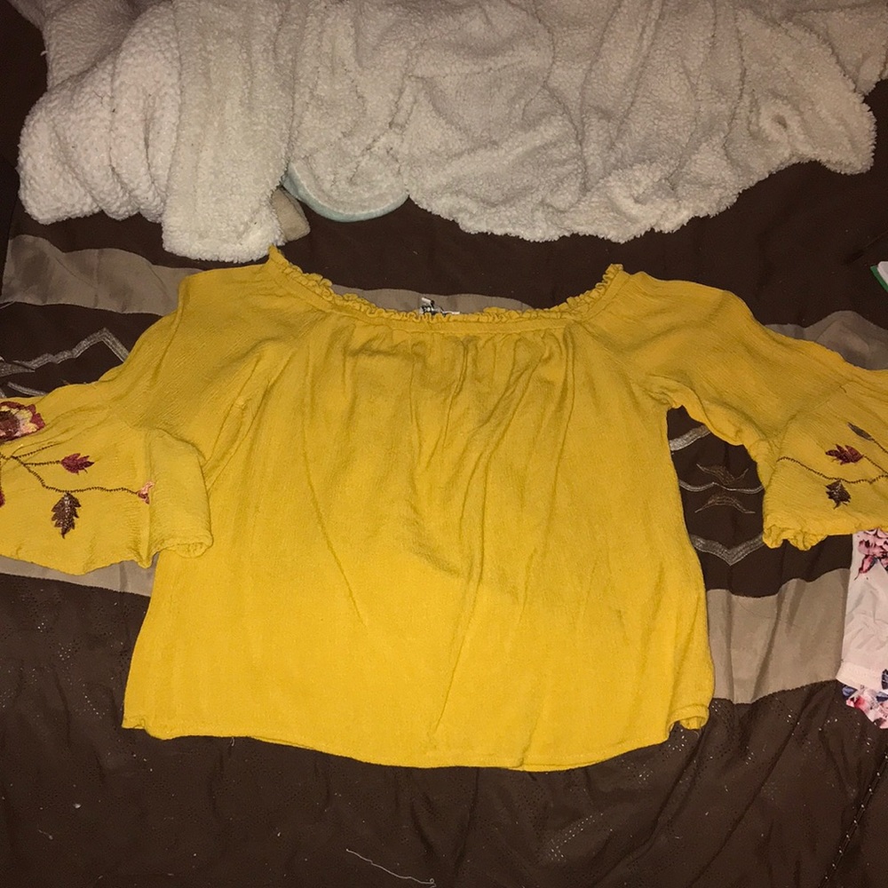 I’m selling a off the shoulder shirt